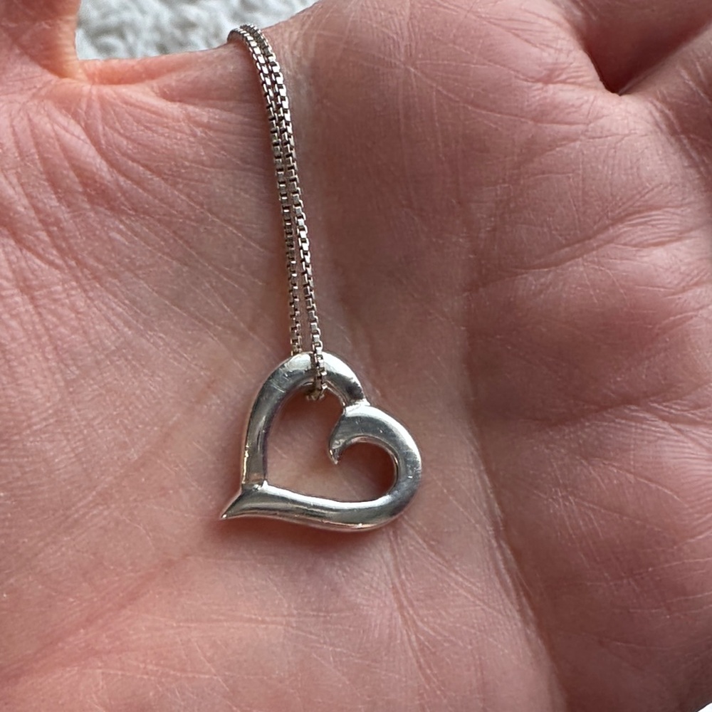 Sterling‎ Heart on Chain